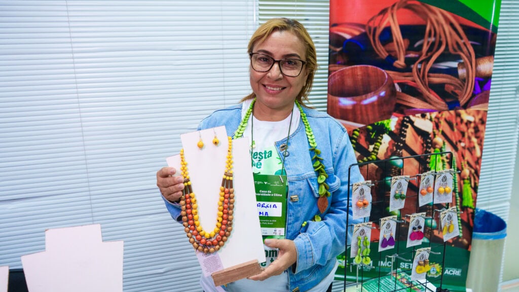 Com apoio do REM, a artesã Márcia Lima, transforma sementes da floresta em biojoias que ganha destaque internacional. Foto: Uêslei Araújo/Sema