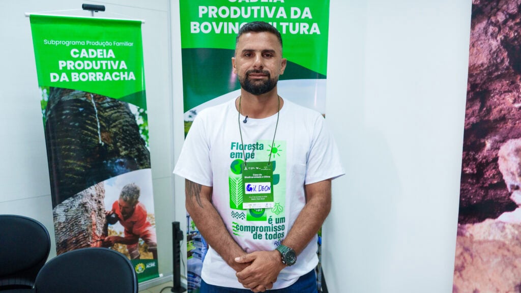 Morador da Colônia Cachoeira, em Epitaciolândia, o produtor Gildeon Chavier ampliou sua produção diária de leite com apoio do REM. Foto: Uêslei Araújo/Sema