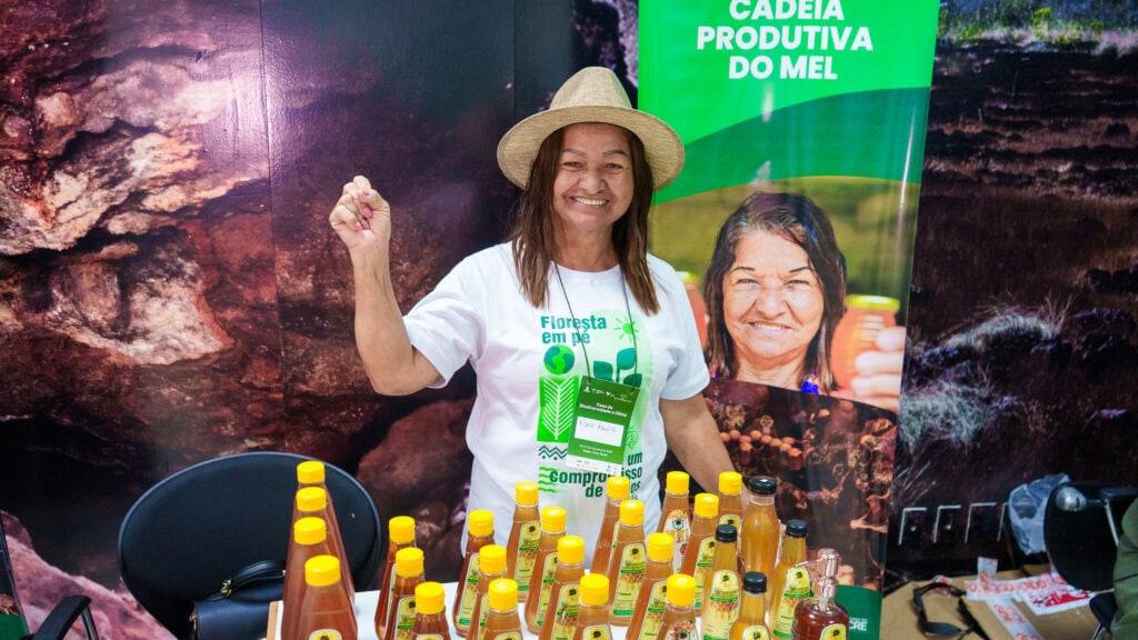 Produtora de mel, Maria Paulino transformou sua renda com o apoio do REM e hoje fortalece a meliponicultura no Acre. Foto: Uêslei Araújo/Sema