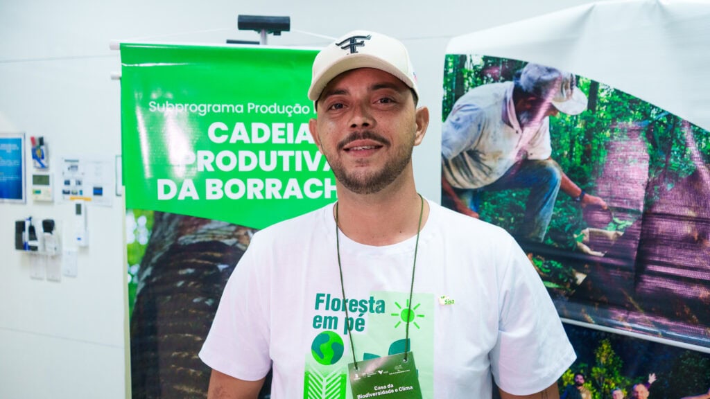 Rogério Mendes, filho do líder extrativista Raimundo Mendes, mantém vivo o legado da tradição extrativista na Reserva Chico Mendes, em Xapuri. Foto: Uêslei Araújo/Sema