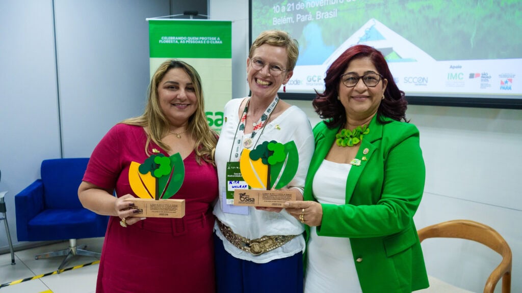 Coordenadora do REM, Marta Azevedo (à esquerda) e presidente do IMC, Jaksilande Araújo (à direita) ladeiam primeira-secretária para o Desenvolvimento Sustentável e Floresta da Embaixada da Alemanha, Rita Walraf. Foto: Uêslei Araújo/Secom