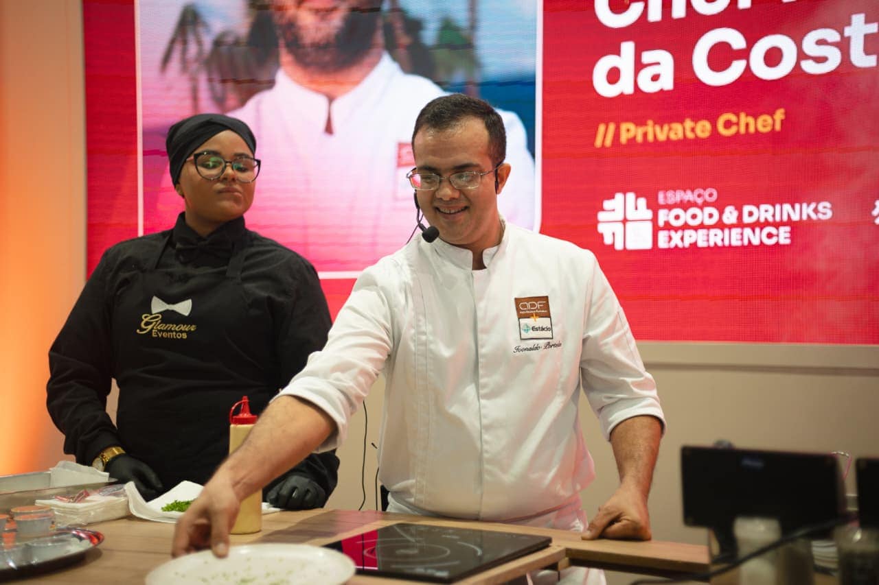 Chef Ivonaldo Filho preparou o quibe de arroz, prato típico do Acre, na Festuris 2025. Foto: Marcos Rocha/Sete