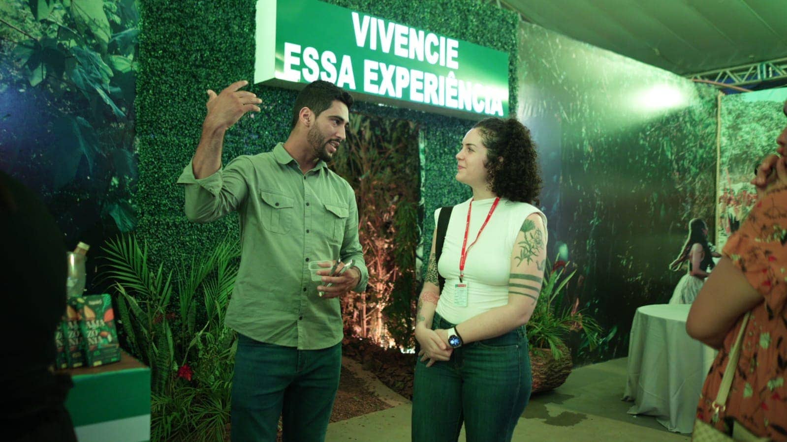 Aloísio David Oliveira, da Ligeirinho Agroindústria, apresentou produtos da empresa no estande da Sete na Expoacre ano passado. Foto: Marcos Rocha/Sete