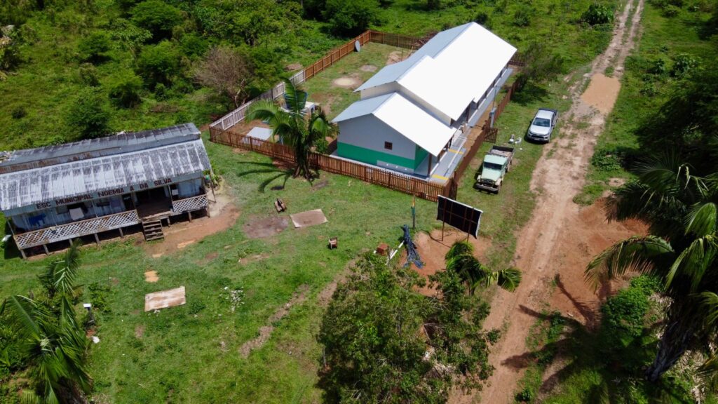 Primeira escola do novo padrão rural do Acre está em fase final de construção no Seringal Cachoeira, em Sena Madureira. Foto: cedida
