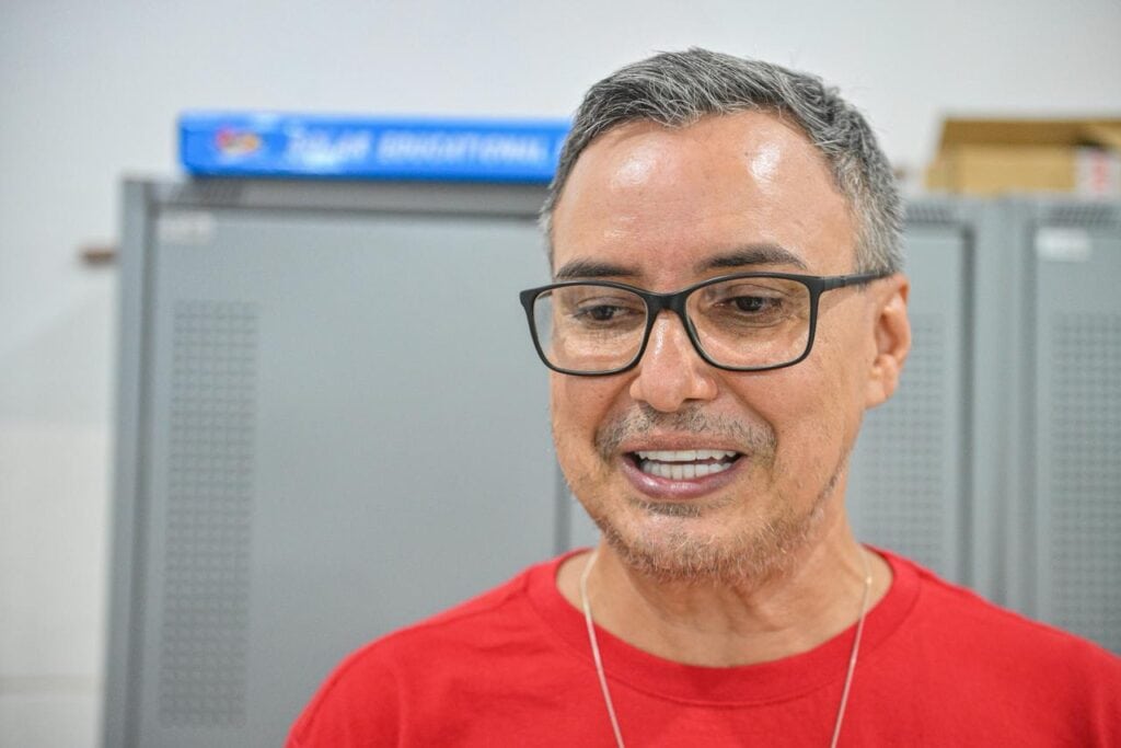 Gestor da escola, Roberval de Lima, destaca a importância do contraturno como espaço de oportunidades e mudança. Foto: Diego Gurgel/Secom
