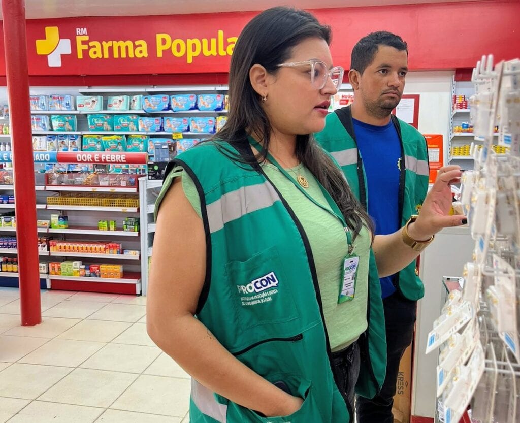 Chefe do Procon no Alto Acre, Mayra Araújo, acompanha os trabalhos de fiscalização nas farmácias de Brasileia e Epitaciolândia. Foto: Tamires Moreira/Procon