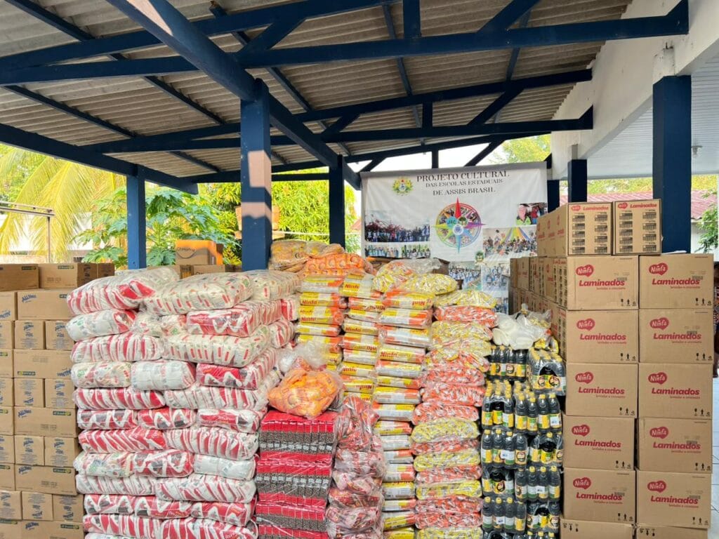Caminhões carregados de alimentos saem de Assis Brasil com destino às comunidades indígenas do Rio Iaco, levando merenda para 23 escolas da região. Foto: Jorge Feitosa/SEE