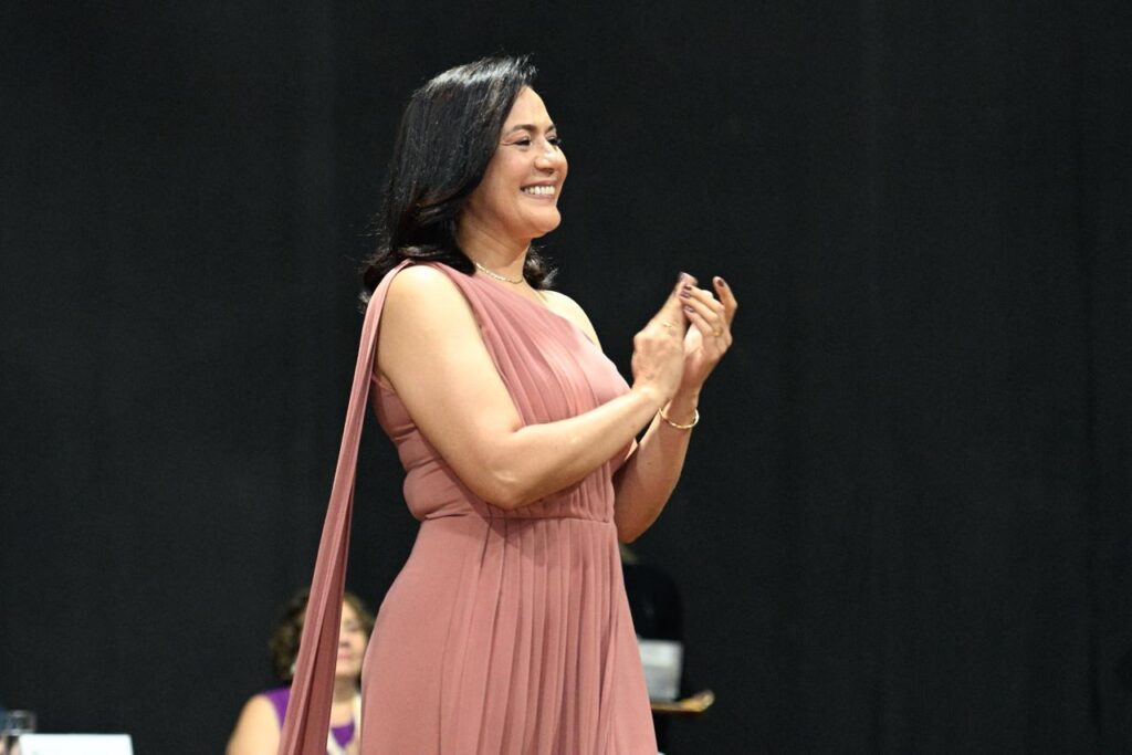 Governadora foi homenageada com título de Mulher Destaque 2025. Foto: Clemerson Ribeiro/Secom