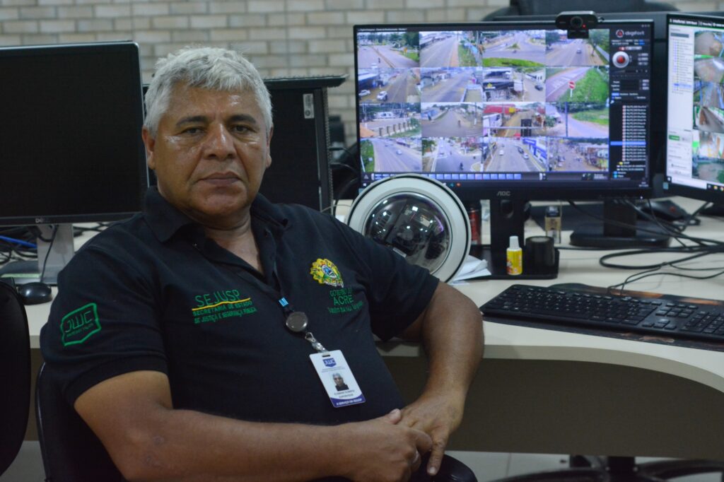 Elismar Olímpio, supervisor de monitoramento da SEJUSP, atua no acompanhamento das câmeras em todo o estado durante a prova. Foto: Italo Sousa/Sejusp