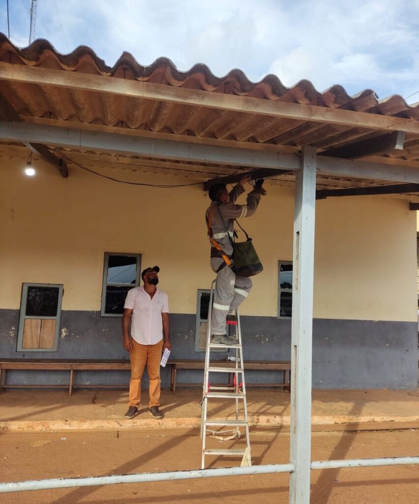 Reeducandos auxiliam na manutenção elétrica, hidráulica e na distribuição de água das unidades. Foto: cedida