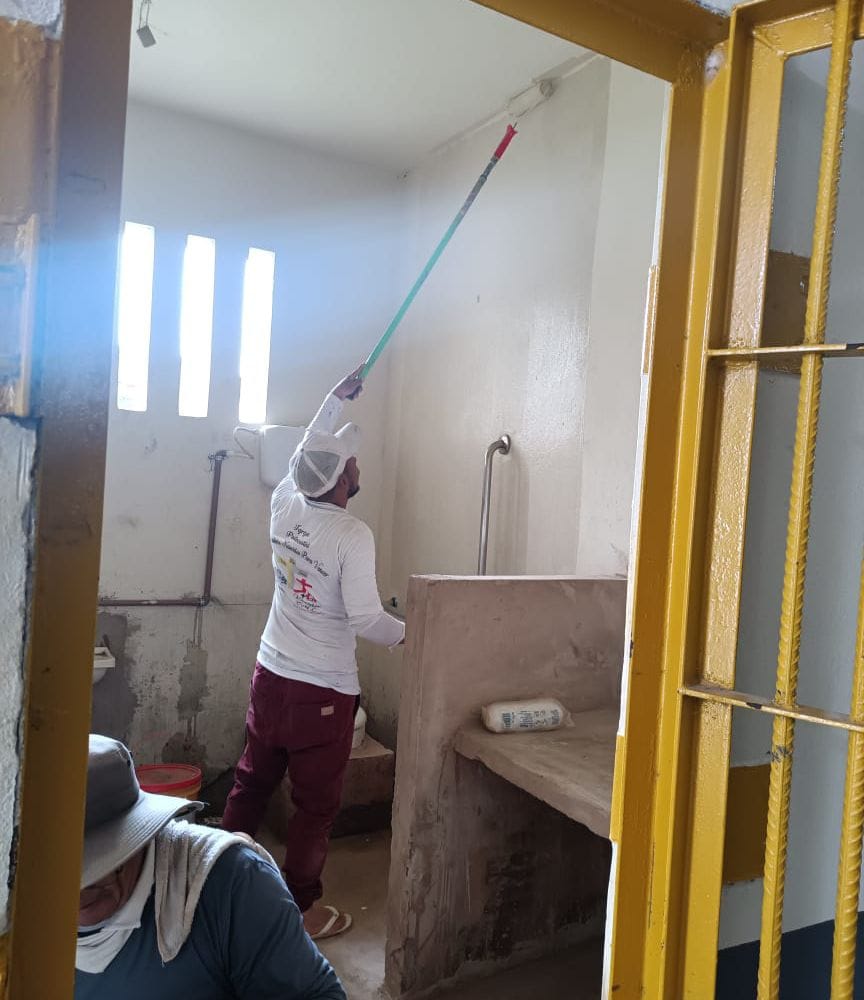 Detento A.S. realiza pintura de parede no pavilhão. Foto: cedida