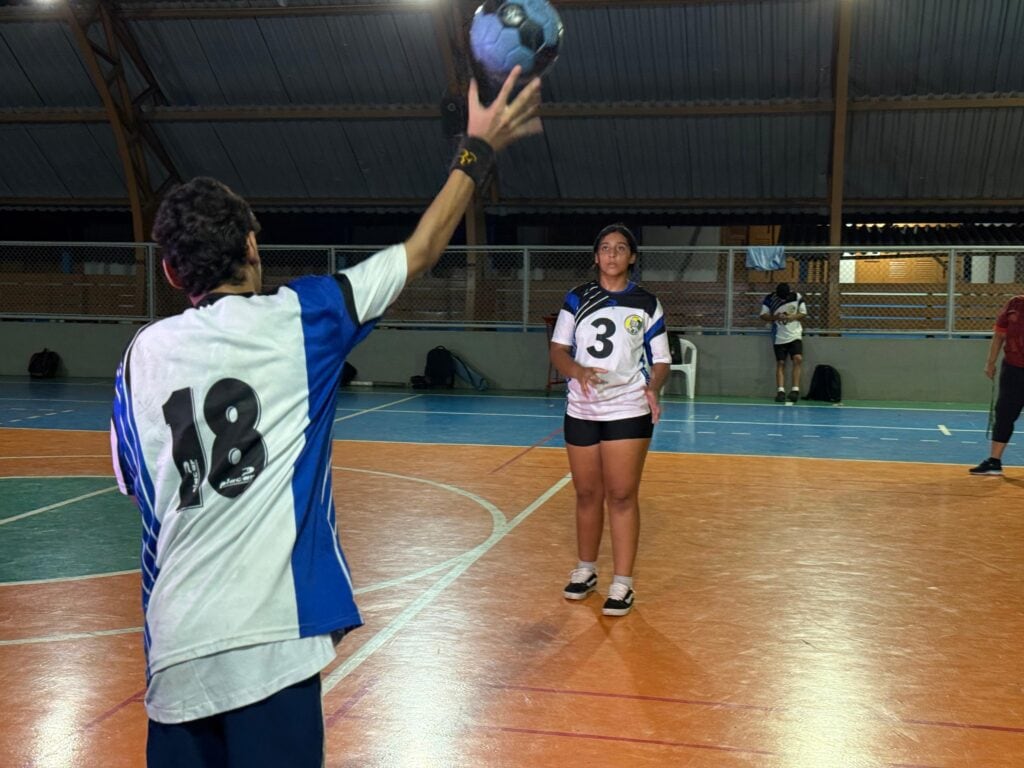 Ana Miriã se sente mais confiante depois que entrou pro handebol da escola. Foto: Jorge Feitosa/SEE