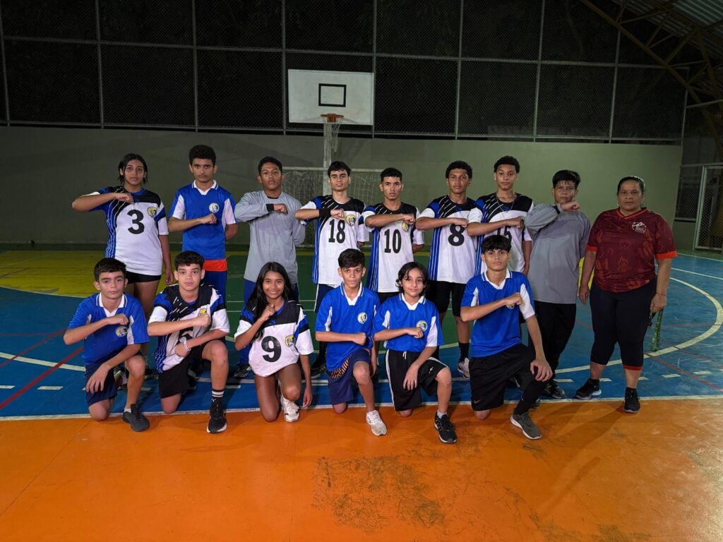 Na quadra da Escola Diogo Feijó, o handebol revela talentos e oferece um espaço seguro para os jovens crescerem dentro e fora do esporte. Foto: Jorge Feitosa/SEE