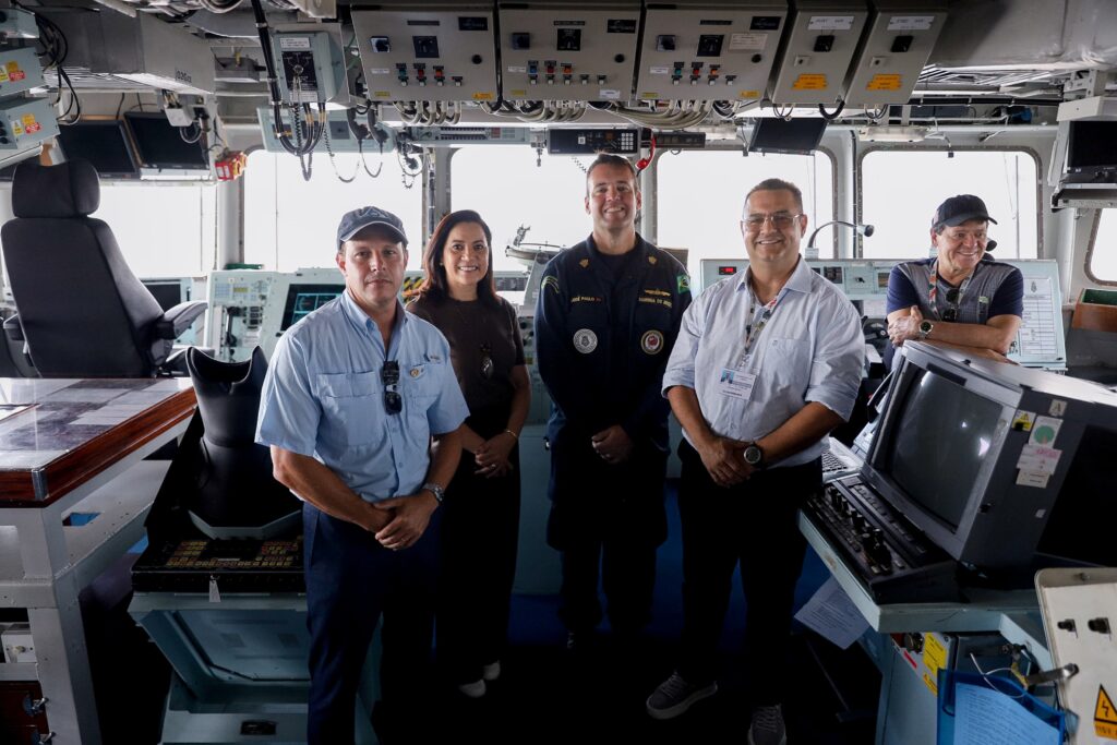 Comandante apresentou o Comando da Navegaçãodo navio. Foto: Neto Lucena/Secom