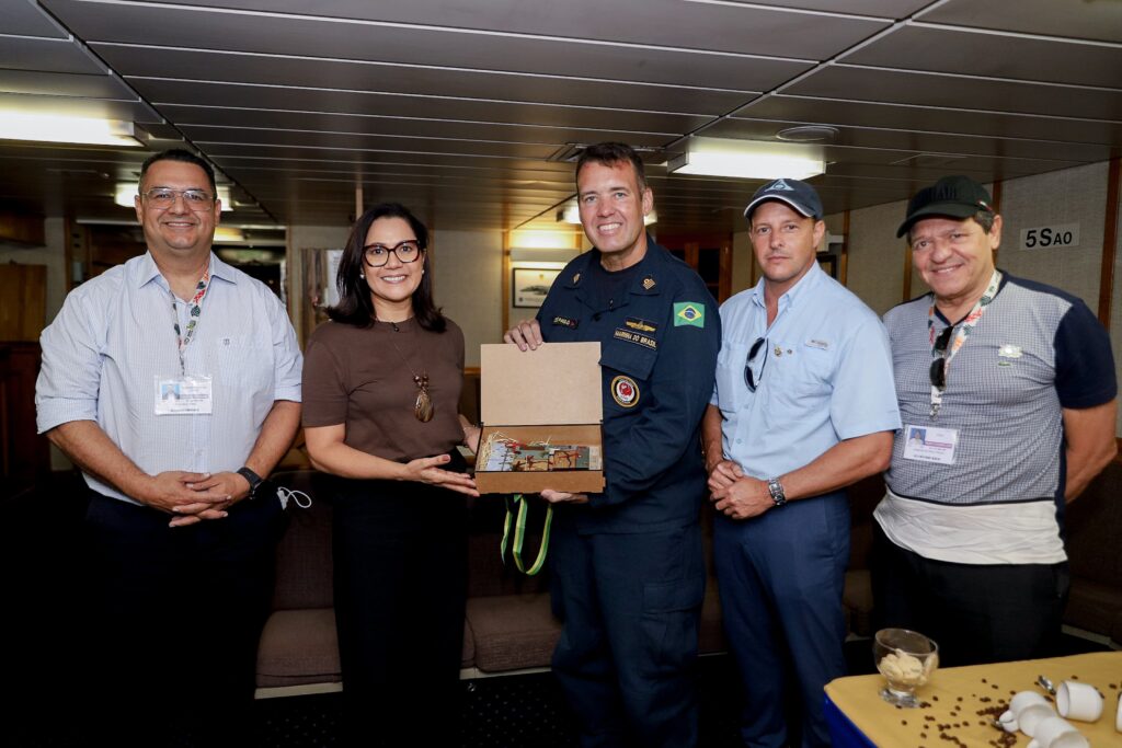 Mailza presenteou Comandante com peças em marchetaria. Foto: Neto Lucena/Secom