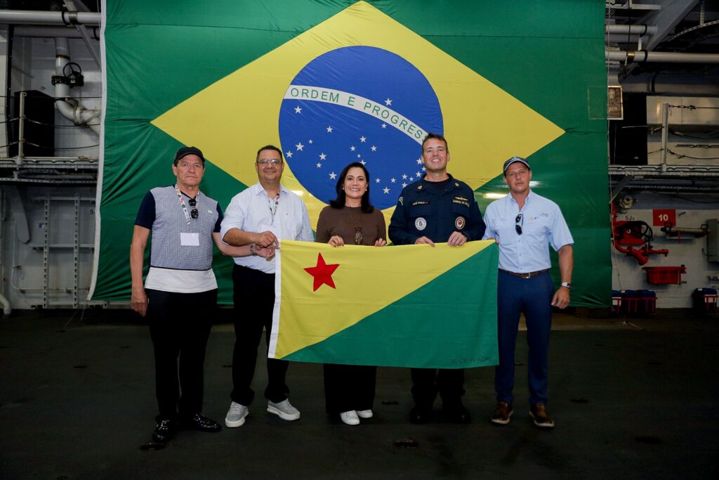 Vice-governadora conheceu instalações do navio NAM Atlântico. Foto: Neto Lucena/Secom