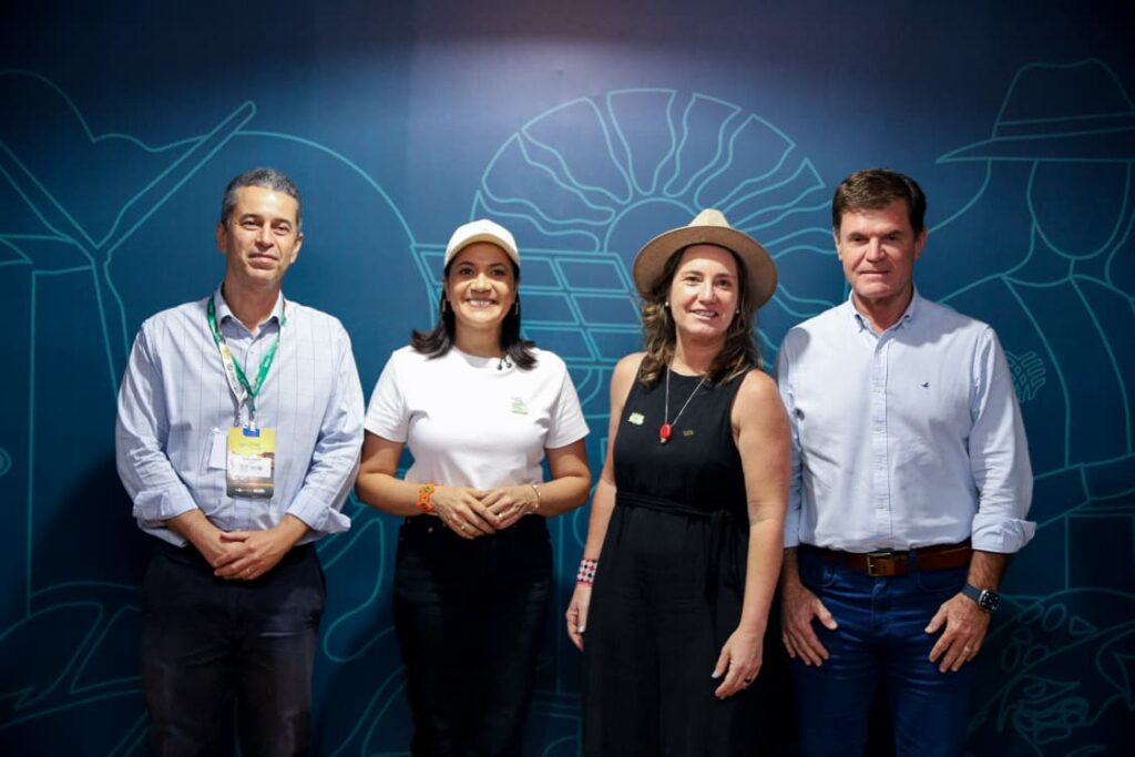 Mailza visitou espaço da CNA/Senar na AgriZone. Foto: Neto Lucena/Secom