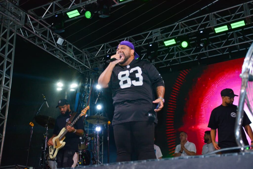 Cantor Lukas Agustinho fez o público se alegrar com suas canções. Foto: Marcos Santos/Secom