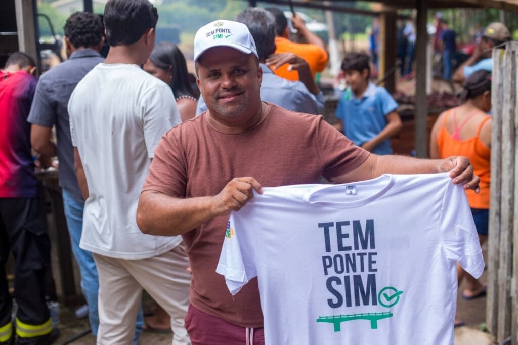 Presidente da Associação de Moradores da Sibéria comemora entrega da ponte. Foto: Dhárcules Pinheiro/Secom
