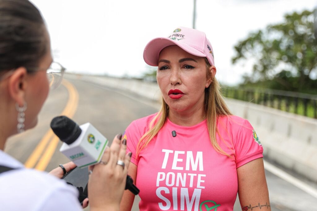 Sula Ximenes, presidente do Deracre, explica que todo o processo foi feito junto com a população. Foto: José Caminha/Secom