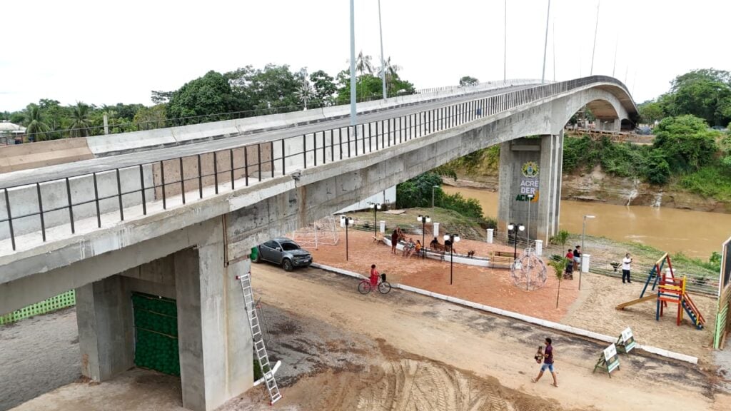 Uma praça e um parque foram feito abaixo da ponte, como parte urbanística do município. Foto: Alefson Oliveira/Secom