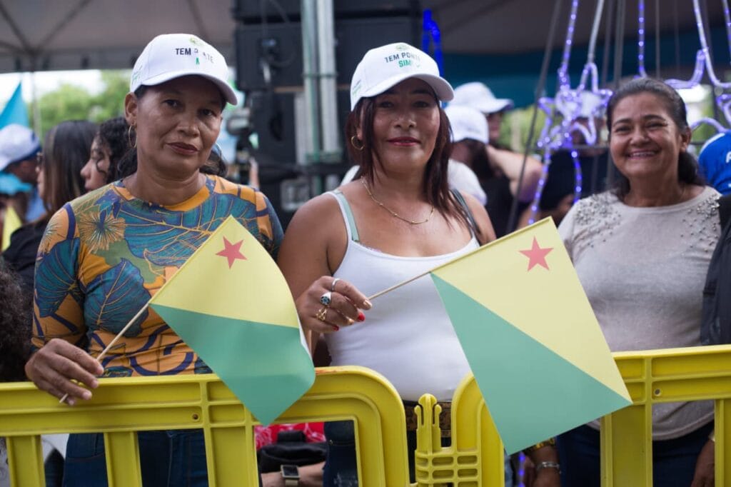 Com muita música e celebração, moradores comemoram a entrega da Ponte da Sibéria, que integra a cidade. Foto: Dhárcules Pinheiro/Secom