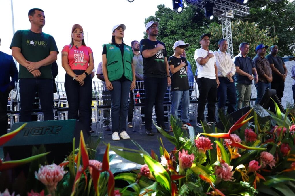 Autoridades se uniram com população em cerimônia histórica em Xapuri. Foto: Dhárcules Pinheiro/Secom