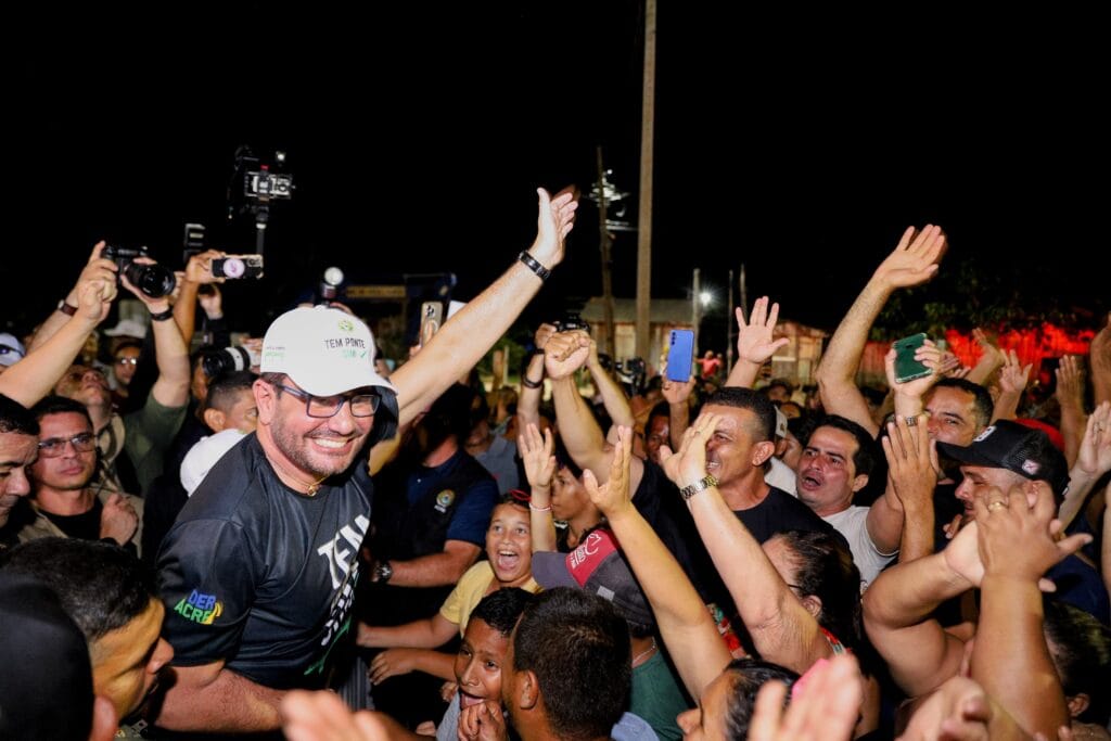 Ao fim da solenidade, Camelí comemorou com a população. Foto: Neto Lucena/Secom