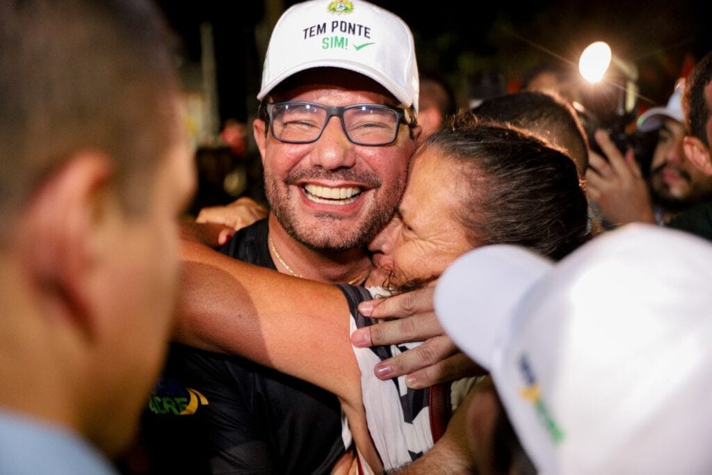 População comemorou entrega da ponte e vibrou com o governador. Foto: Neto Lucena/Secom