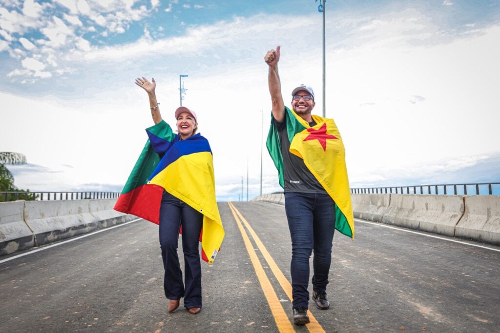Sula Ximenes e Gladson Camelí caminham pela ponte e comemoram saída. Foto: José Caminha/Secom