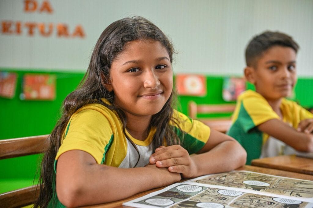 Aurora Pinho, de 9 anos, ama ler e adora a biblioteca. Foto: Diego Gurgel/Secom