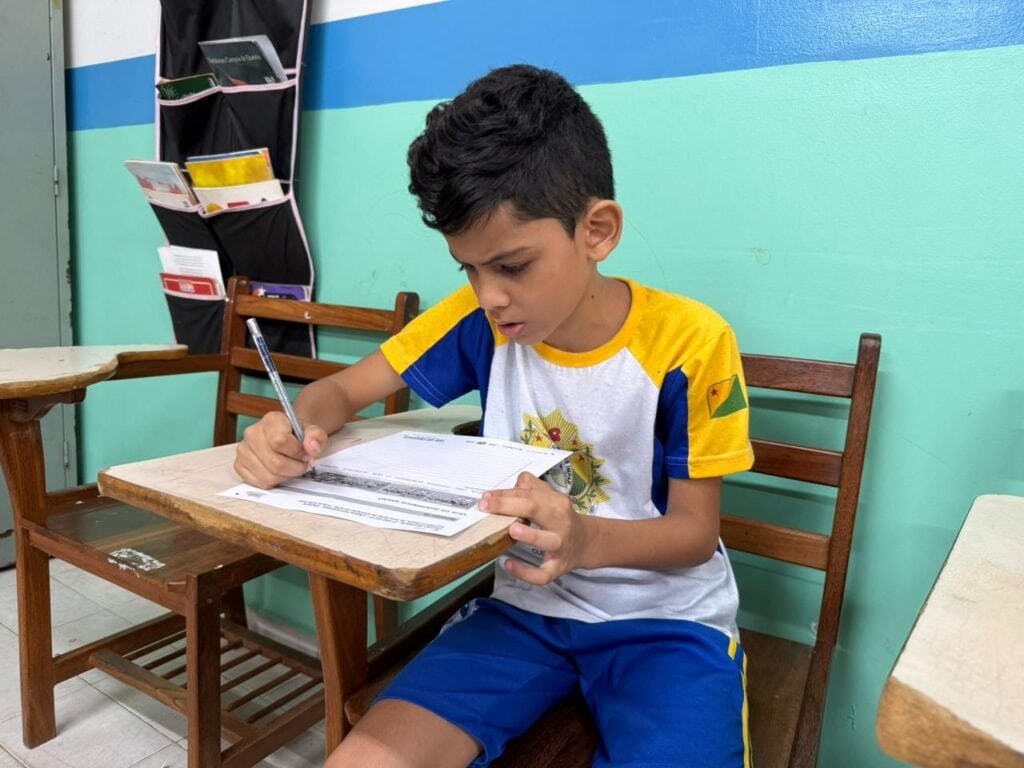 Aluno Kalel da Silva, de 8 anos, compartilha sua experiência após responder ao teste. Foto: Jorge Feitosa/SEE