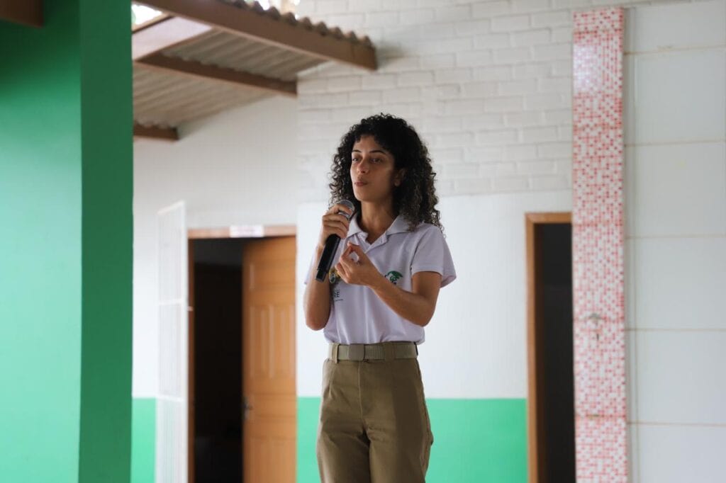 Coordenadora do programa Acre pela Vida, Francisca de Fátima, conduz palestra na Escola João Mariano, no bairro Taquari, orientando mulheres da comunidade sobre violência doméstica e prevenção em saúde. Foto: Mariana Moreira/ Sejusp