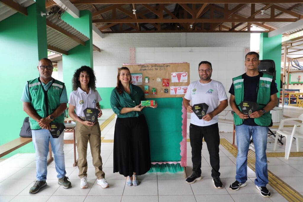 Equipe do Acre pela Vida e da Secretaria Municipal de Saúde durante ação integrada no Taquari, apresentando materiais educativos e serviços disponíveis para mulheres da comunidade. Foto: Mariana Moreira/Sejusp
