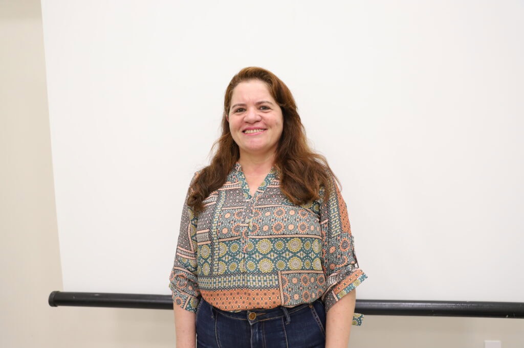 Professora Lídia Cavalcante, chefe do Departamento de Formação e Assistência Educacional destaca a importância da integração entre diretorias para a implementação da Lei 13.935. Foto: Mardilson Gomes/SEE