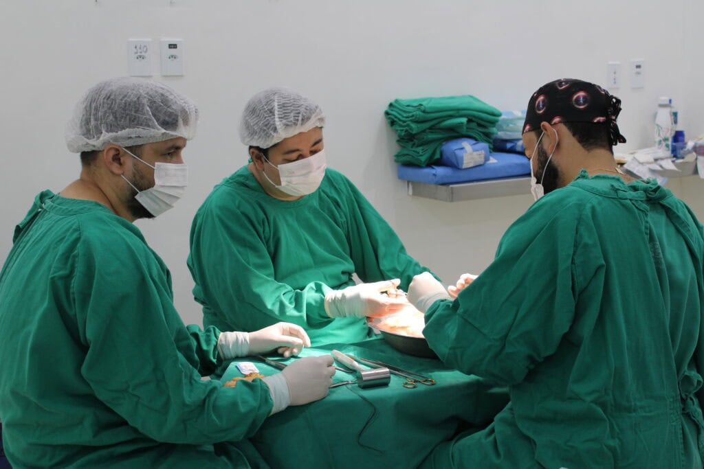 Equipe do centro cirúrgico envolvida no procedimento. Foto: Tiago Araújo/Sesacre