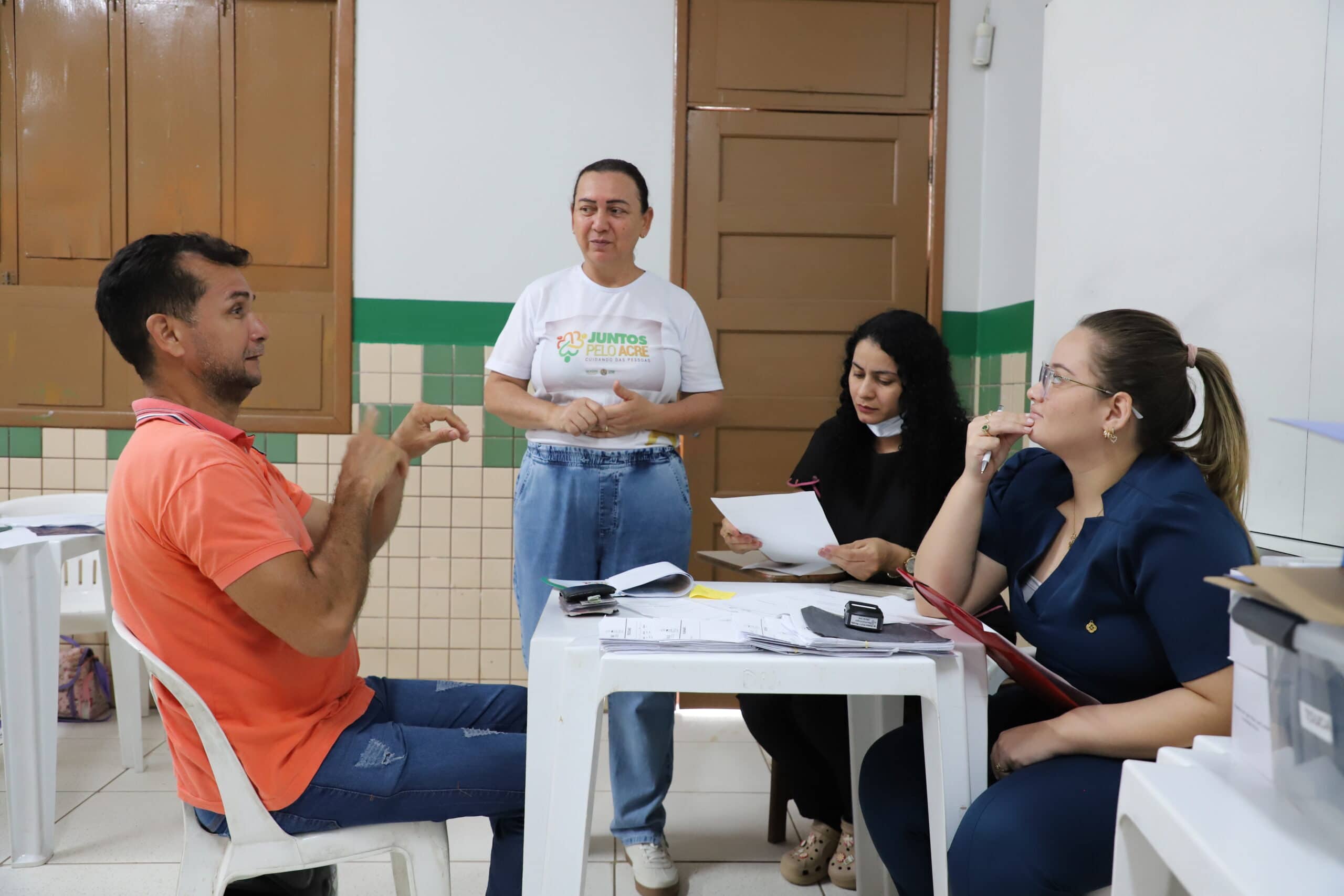 Pessoas surdas contaram com interprete de libras. Foto: Susana Bonfanti/PGE.