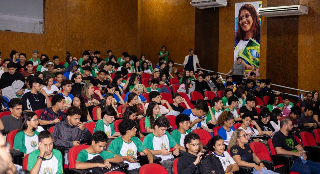 Atividade foi realizada na Escola Armando Nogueira com centenas de alunos. Foto: Douglas Porto/cedida