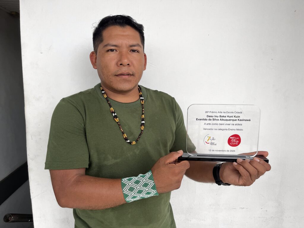 Professor Dasu Huni Kuin celebra a conquista da premiação, que destaca o Acre na arte-educação brasileira. Foto: cedida