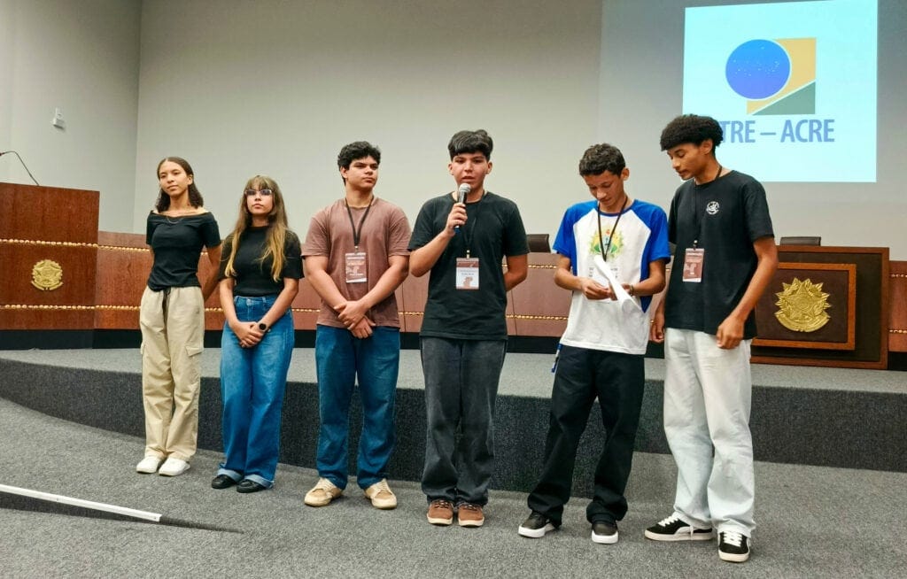 Grupo de alunos organizou o evento. Foto: Dayana Soares/SEE