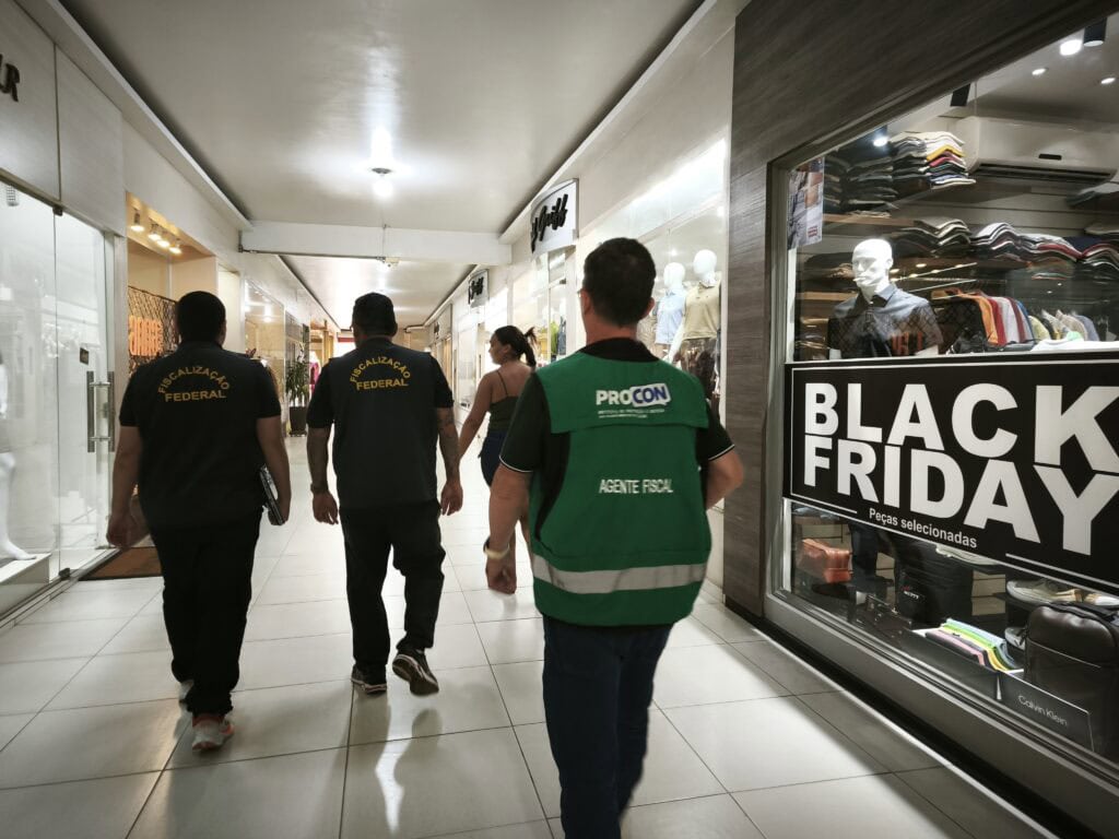 Agentes fiscais do Ipem e do Procon em ação na Black Friday. Foto: Rosi Sabóia/Ipem