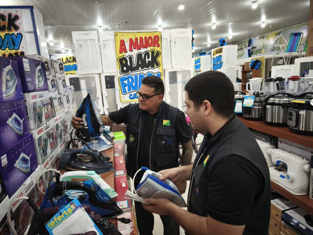 Fiscais do Ipem verificam se os produtos ofertados estão de acordo com as regras do Inmetro. Foto: Rosi Sabóia/Ipem