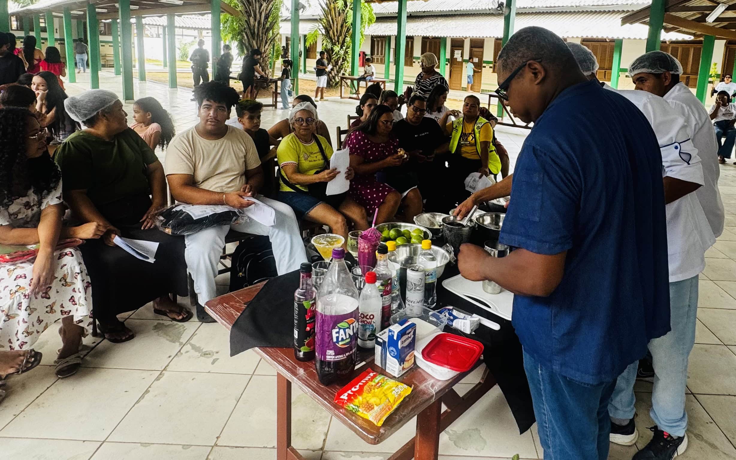 Oficina de elaboração de drinks reuniu moradores da Sobral. Foto: Fernando Santtos/SEASDH