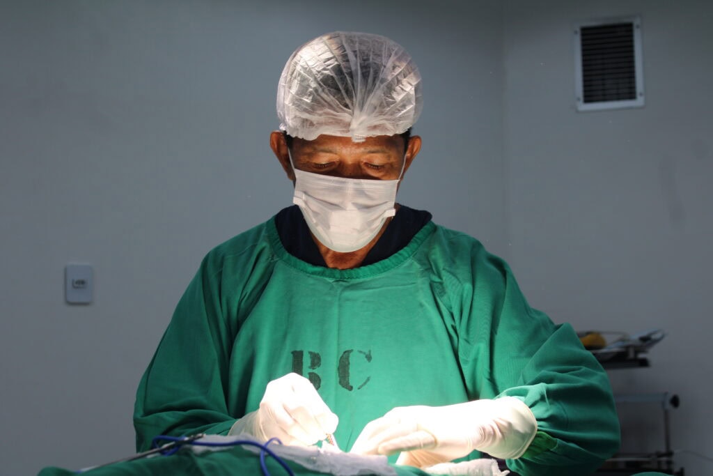 Na sexta-feira, o cirurgião Yotaro Suzuki realizou cirurgias de hérnias incisionais. Foto: Tiago Araújo/Sesacre