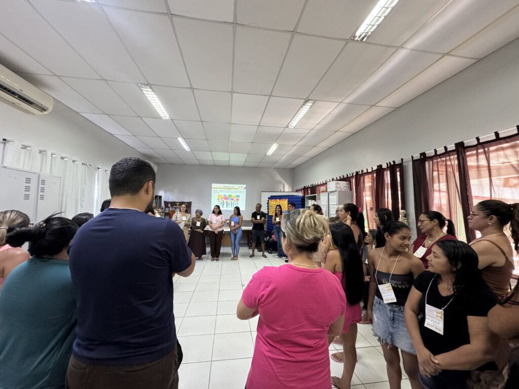 Pais interagem entre si e conversam sobre experiências e como lidar de forma alternativa com os filhos. Foto: Carolina Torres/Secom