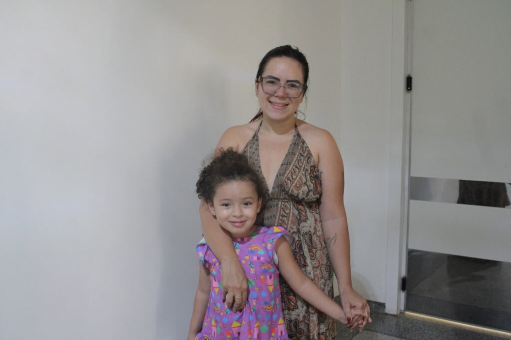 Antônia Vanessa da Silva, mãe da pequena Ayra Lorena, de 4 anos, que tem atraso de fala e está em investigação para autismo e hiperatividade. Foto: Tiago Araújo/Sesacre
