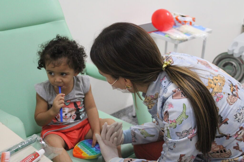 Cerca de 200 crianças estão sendo atendidas pela equipe multidisciplinar. Foto: Tiago Araújo/Sesacre