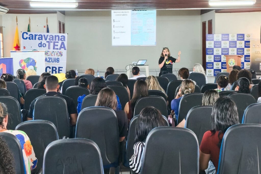 Encontro reuniu pais e responsáveis, professores e educadores, que participaram ativamente das rodas de conversa e das oficinas promovidas pela Caravana. Foto: Marcos Santos/Secom
