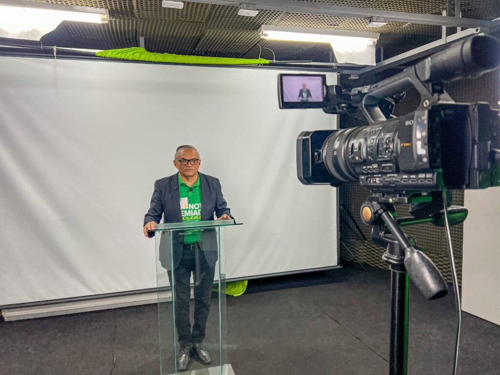 Divulgação dos quinze novos ganhadores diretamente do estúdio de EaD do Ieptec, em Rio Branco. Foto: Ascom/Sefaz