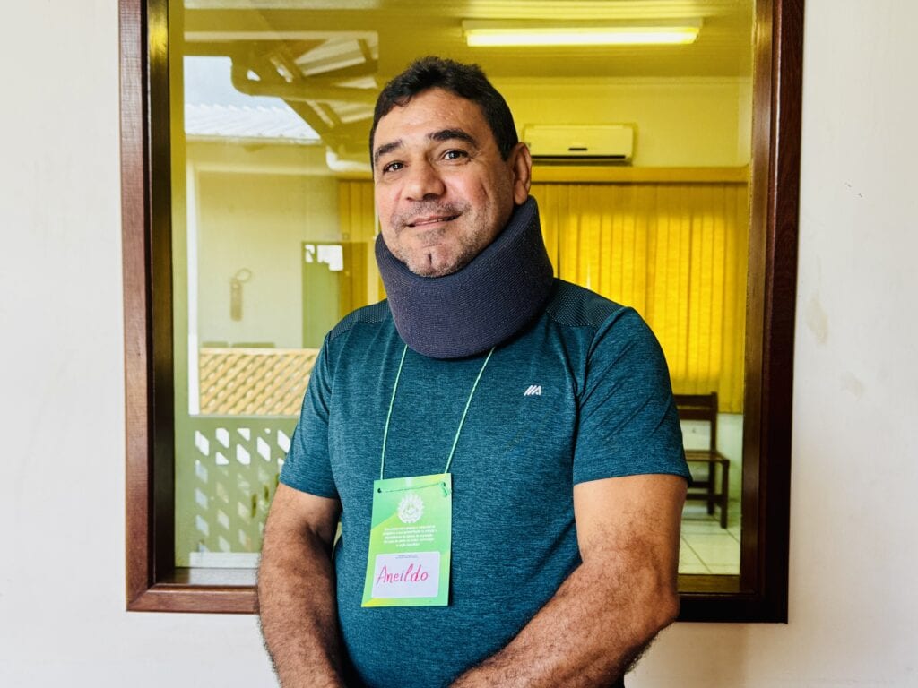 Aneildo Gomes: “No início, entrei na apicultura como um hobby. Com o tempo, a atividade foi ganhando espaço na minha rotina e hoje me dedico de fato à produção de mel. Já participei de um curso pelo Senar e agora aproveito esta nova capacitação para ampliar ainda mais meus conhecimentos. Estou muito satisfeito”. Foto: Lís Carvalho/ Secom